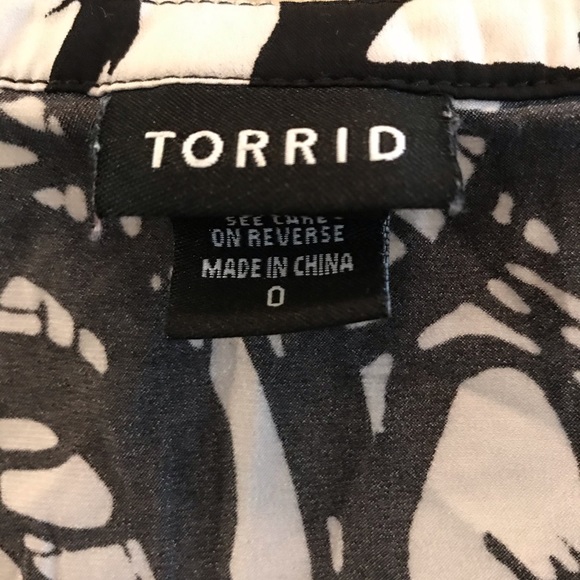 Torrid Black White Spiral Short Sleeve Blouse Size 0 aka Large - Picture 3 of 8